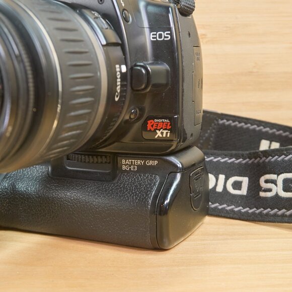 Canon EOS Rebel XTi (400D) Digital 10.1 MP Camera, w/ 18-55mm Lens, Battery Grip - Picture 4 of 11